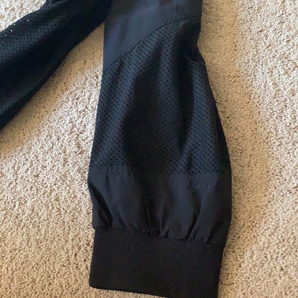 Lorna Jane cropped Sporty pants - Picture 3 of 6